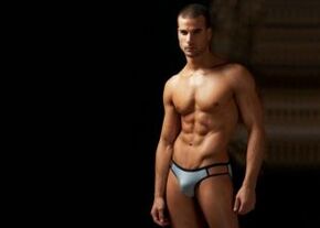 homme en short avec pénis agrandi