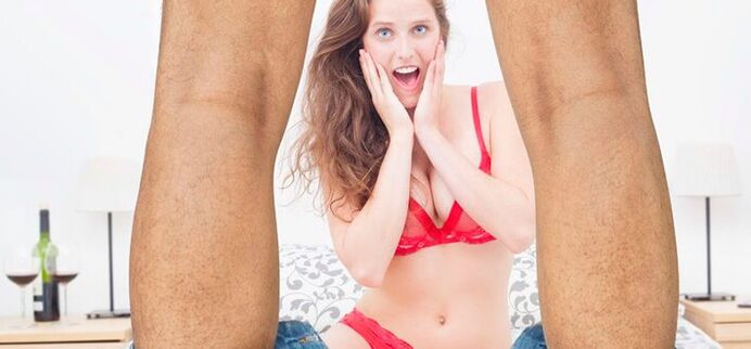 Femme surprise par l'augmentation de la taille du pénis de l'homme photo 2
