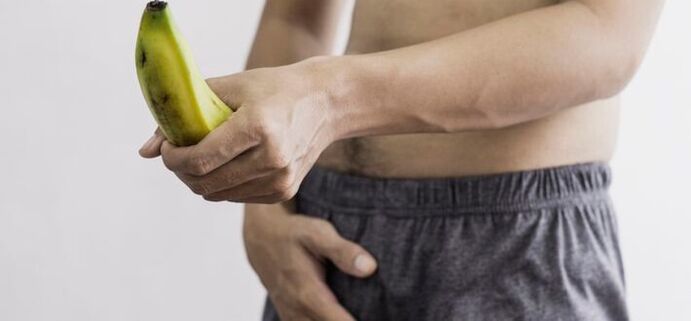 Taille du pénis masculin en utilisant une banane comme exemple.
