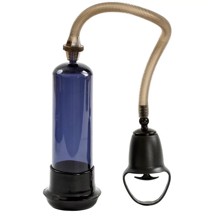 Une pompe à vide augmente rapidement la taille du phallus, remplissant les tissus de sang.